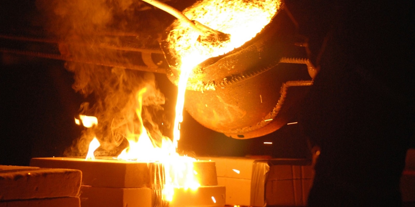Schmelzflüssiger Edelstahl wird aus der Pfanne in Feingussschalen abgegossen, der Verfahrensschritt, der sich ändert, wenn ein Armaturenprogramm in eine zweite Gießerei wechselt